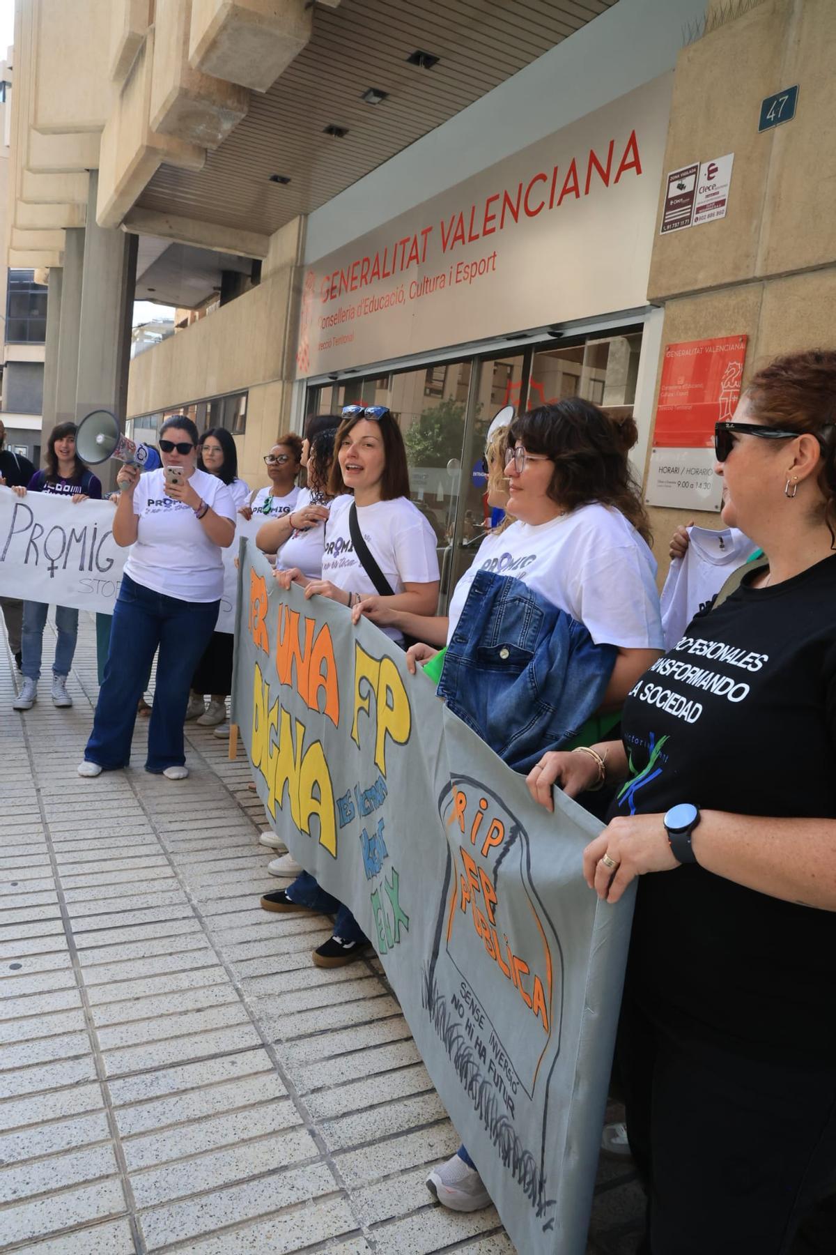 Concentración en la Dirección Territorial de Educación en Alicante por el recorte de ciclos de FP