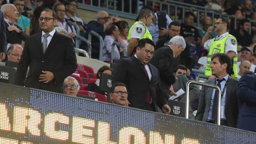 Anil Murthy y Mateu Alemany toman asiento en el palco de autoridades del Camp Nou.