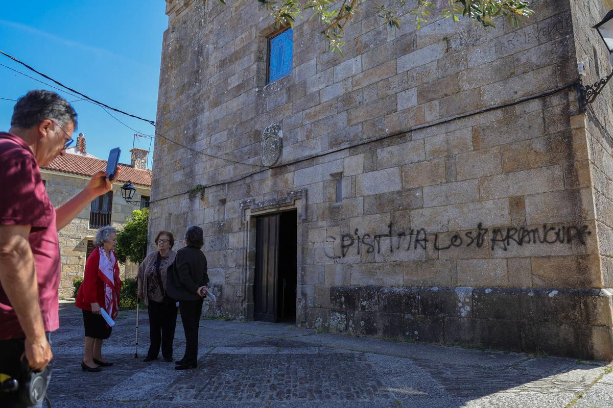 La primera pintada en la iglesia de San Benito de Cambados.