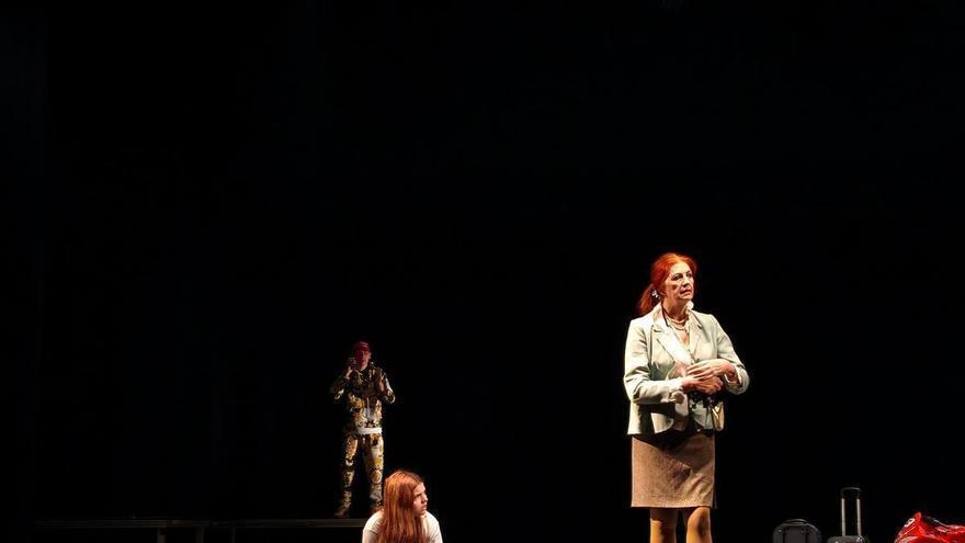 La Escuela Superior de Arte Dramático de Córdoba estrena gratis 'Salvajes', una comedia negra sobre la doble moral social