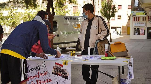 El AMPA del Conservatorio de Música de Zamora recaba firmas entre los zamoranos en la calle Santa Clara. | José Luis Fernández