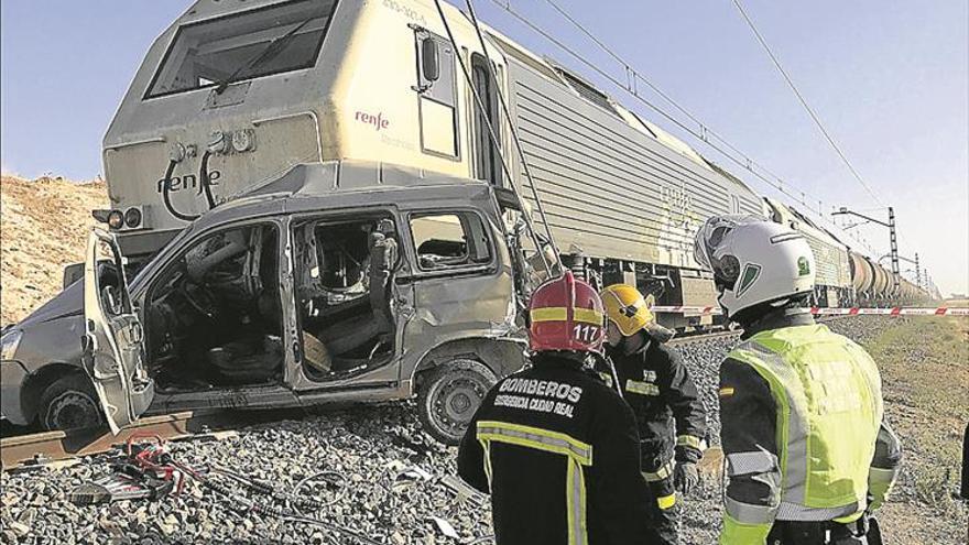 Dos muertos al arrollar un tren un vehículo en Almagro