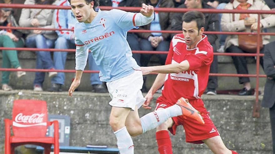 El céltico Jota salva la entrada de un rival en un lance del partido de ayer en Barreiro. // José Lores