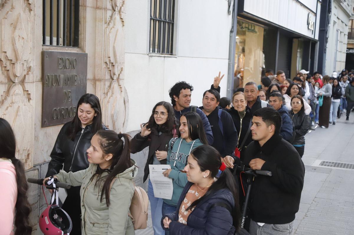 Colas de inmigrantes en el Ayuntamiento de Córdoba