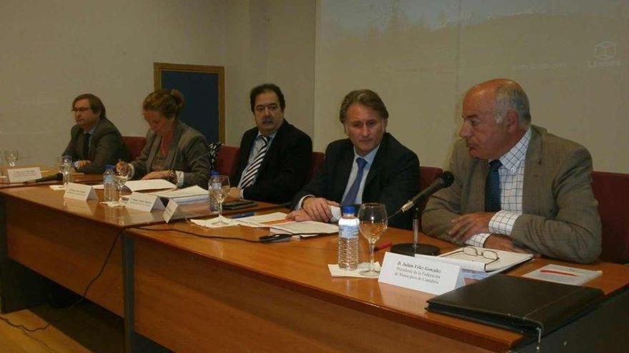 Por la izquierda, Vidal Campa, Álvarez Campillo, Molpeceres, Balmori y Vélez González, ayer, en el Instituto de Llanes.