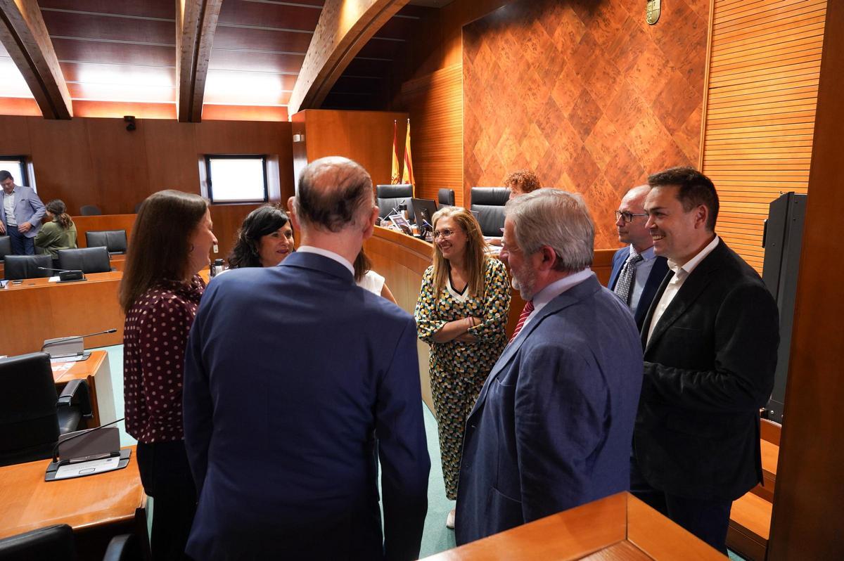 Los parlamentarios de la Comisión de Sanidad charlan antes del inicio del debate.
