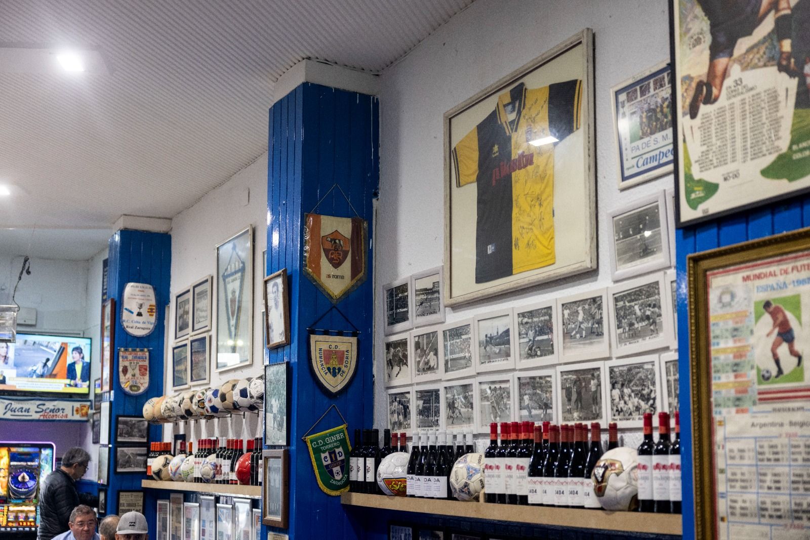 En imágenes | Bar La Romareda: un museo del Real Zaragoza, el vermú casero y la tapa de toda la vida