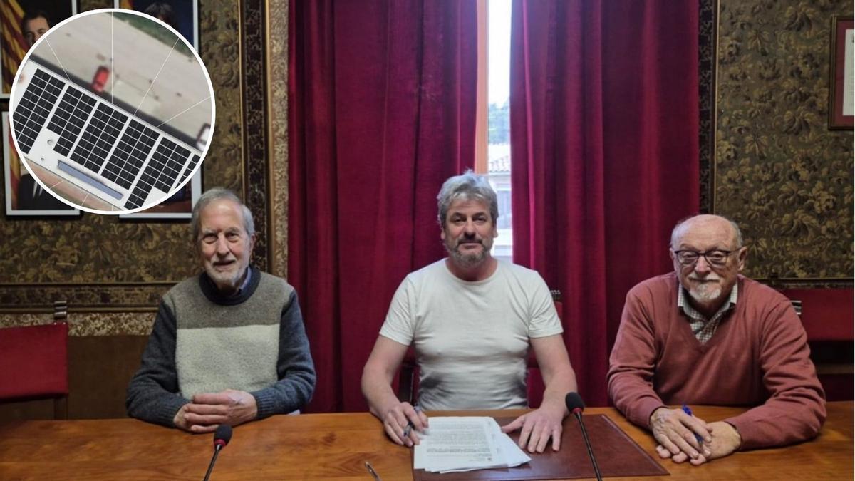 Joaquín Jiménez, president de Moianès Sostenible; Dionís Guiteras, alcalde de Moià; i Ramon Crespiera, vocal de la cooperativa, durant la signatura de la cessió de la teulada de l'antic gimnàs