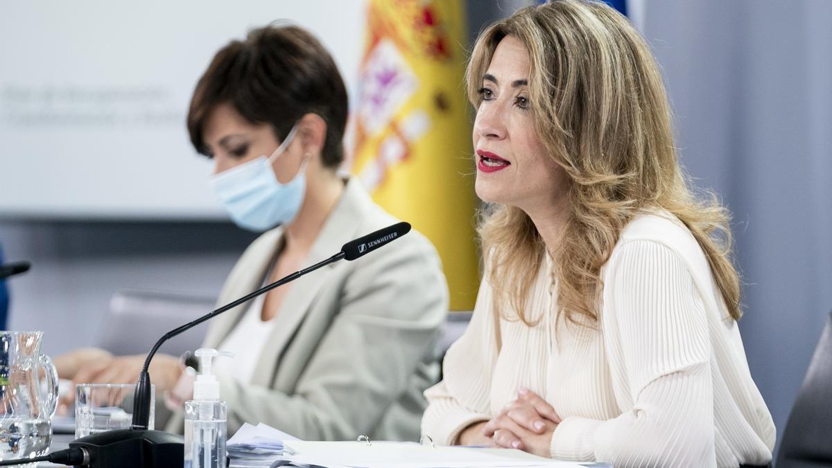 La ministra de Transportes, Raquel Sánchez, y la ministra portavoz, Isabel Rodríguez, en la rueda de prensa posterior al Consejo de Ministros