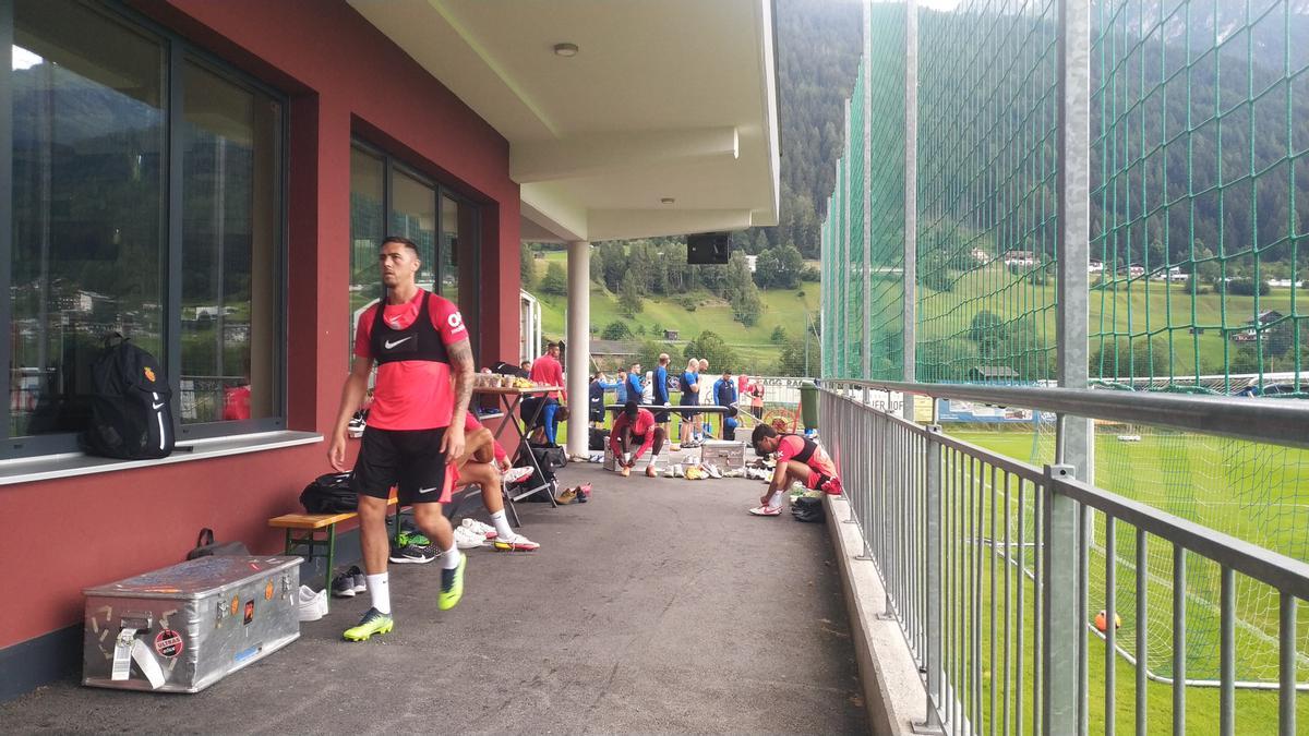 La plantilla del Mallorca, preparándose para su primer entrenamiento en Fulpmes.