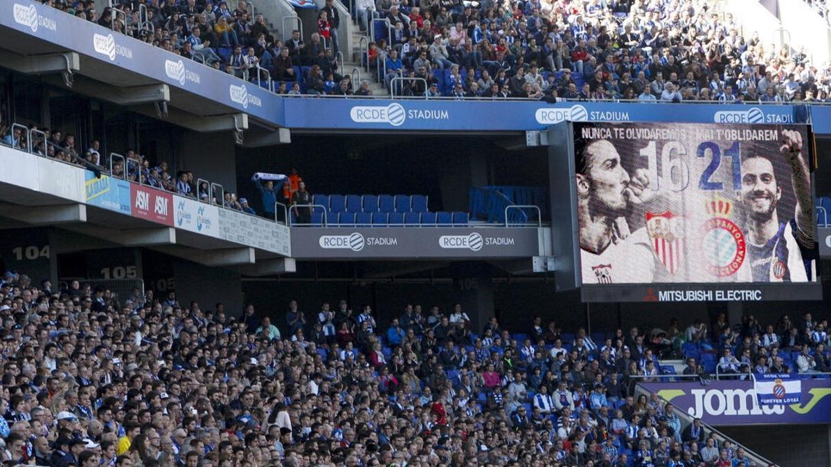 Homenaje a los fallecidos Dani Jarque y Antonio Puerta en el RCDE Stadium.