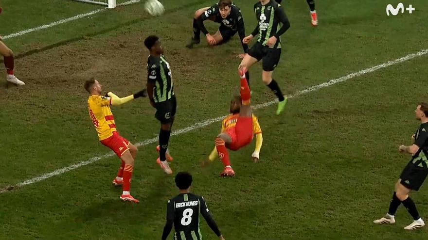 Se llama Afimico Pululu, juega en el Jagiellonia Białystok y ha marcado el mejor gol de la Conference. ¡Qué chilena!