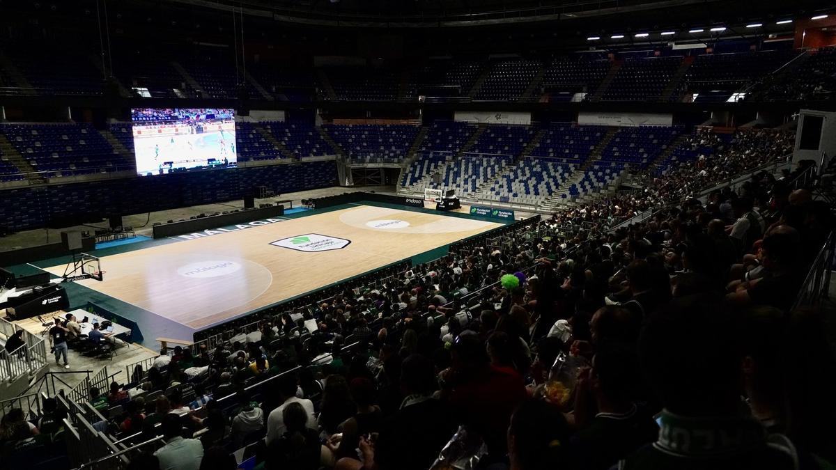 La afición cajista sigue el UCAM Murcia - Unicaja CB en el Carpena.