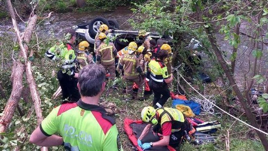Retiren el vehicle accidentat aquest dijous a la riera de Merlès