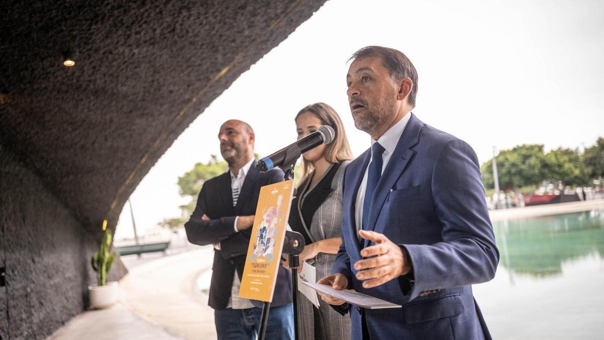 El alcalde de Santa Cruz, la consejera de la Sociedad de Desarrollo y el director artístico de Plenilunio.