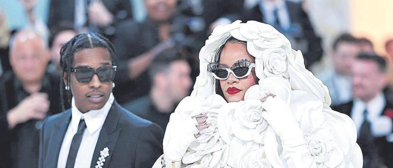 Rihanna junto al rapero A$AP Rocky, el pasado lunes en la gala del Met, en Nueva York.