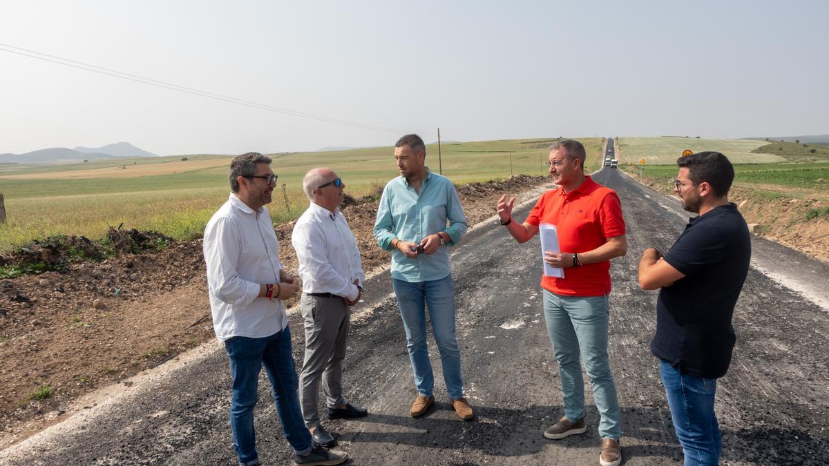 El alcalde de Caravaca, José Francisco García, junto a los ediles Juan Manuel Navarro y José Antonio Garcia visitando las obras