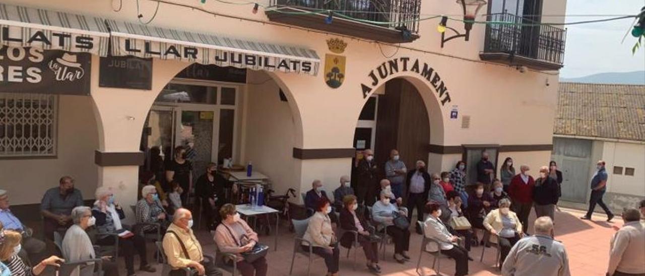 Vista parcial de la concentración de protesta de los jubilados ante el ayuntamiento.