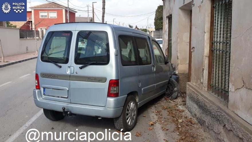 Un coche se empotra contra una casa en La Albatalía.