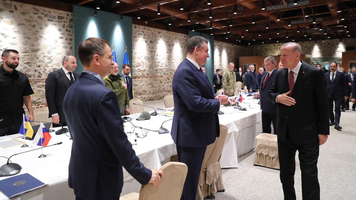 Una fotografía proporcionada por la Oficina de Prensa del Presidente turco muestra al Presidente turco Erdogan (R) dando la bienvenida a las delegaciones rusa y ucraniana antes de sus conversaciones, en el Palacio Dolmabahce en Estambul, Turquía, el 29 de marzo. 2022. Las delegaciones de Rusia y Ucrania deben reanudar las conversaciones cara a cara en Estambul ese día. (Rusia, Turquía, Ucrania, Estanbul)