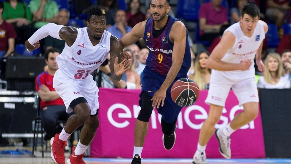 El azulgrana Adam Hanga intenta superar a Dylan Ennis en el partido del Palau