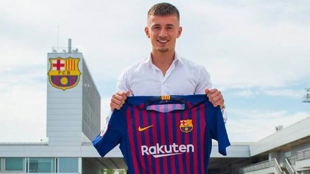 Mike van Beijnen posa con la camiseta del Barça tras firmar su contrato el pasado 21 de junio.