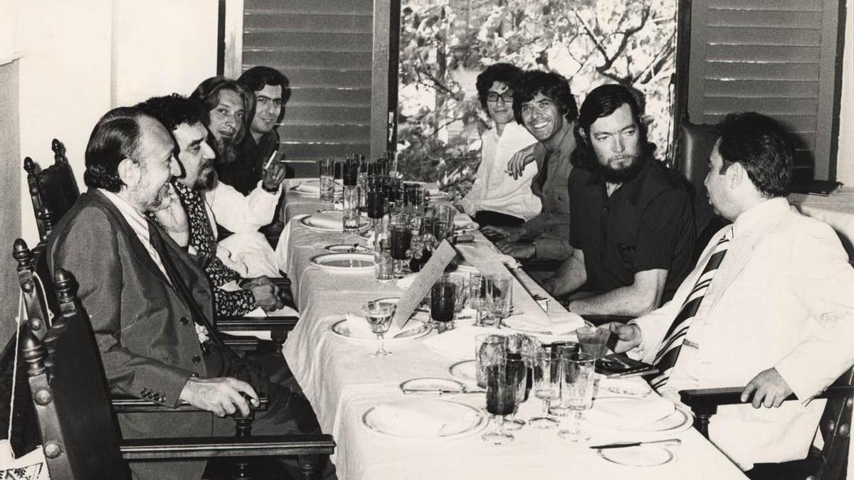 Julio Cortázar, Mario Vargas Llosa y Gabriel García Márquez, en una cena con más amigos en 1970.