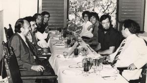 Julio Cortázar, Mario Vargas Llosa y Gabriel García Márquez, en una cena con más amigos en 1970.