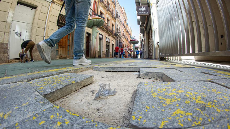 Quejas por el estado del pavimento de la transitada calle de las Setas de Alicante
