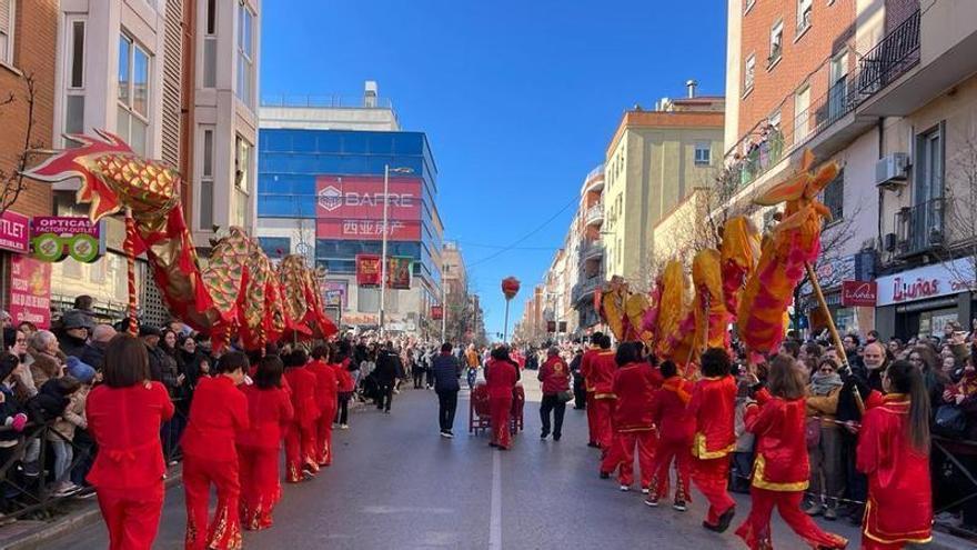 Carrozas o danzas de leones en el desfile del Año Nuevo chino en Pradolongo al que han asistido casi 110.000 personas