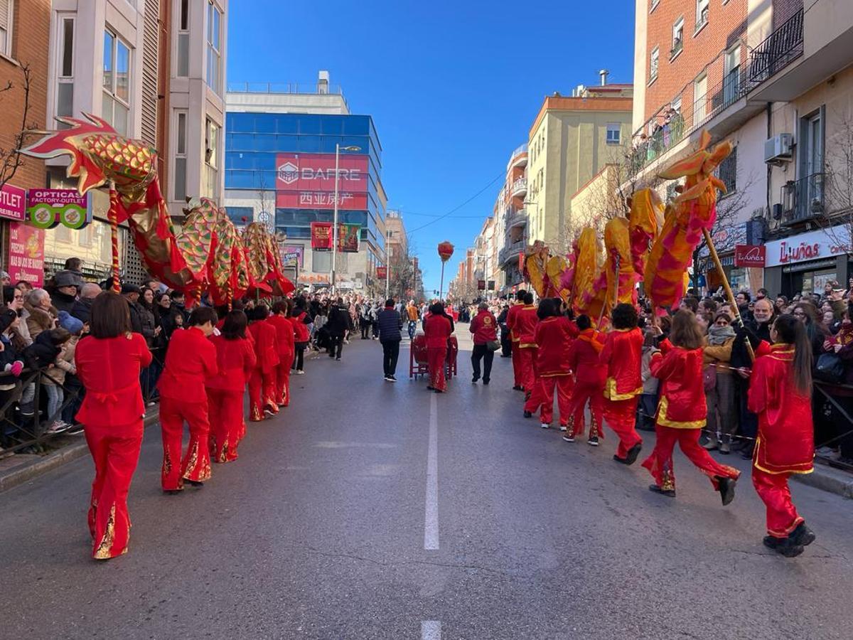 Danzas en el desfile del Año Nuevo chino en Usera
