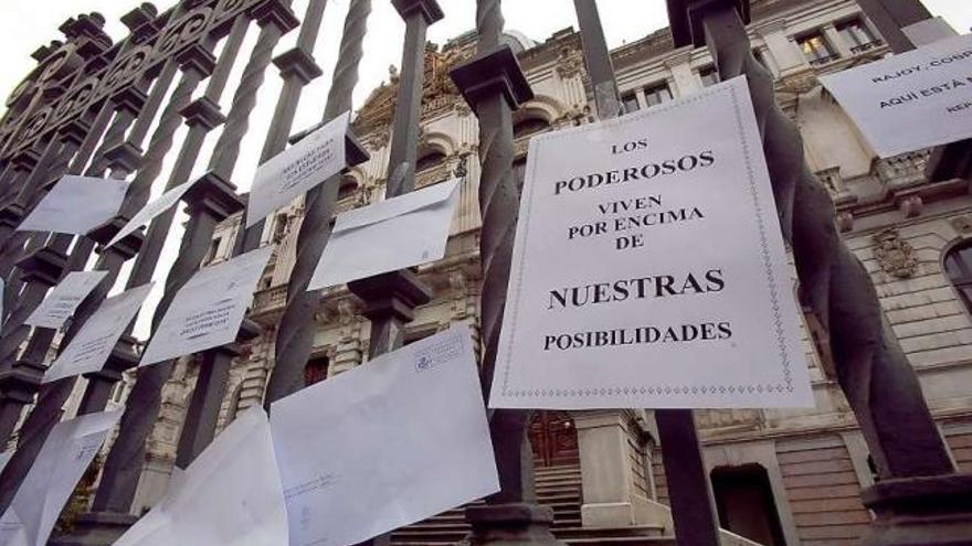 Carteles de protesta de funcionarios ante la Junta General del Principado el pasado mes de febrero.