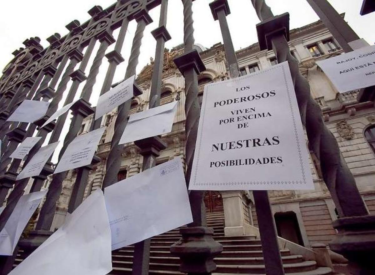 Carteles de protesta de funcionarios ante la Junta General del Principado el pasado mes de febrero.