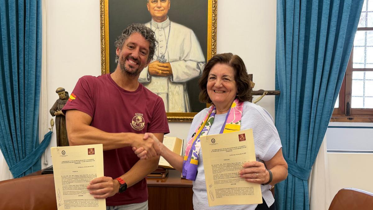 César Javier Claros, presidente de la ONG y María Dolores García, presidenta de la UCAM, tras firmar el convenio.