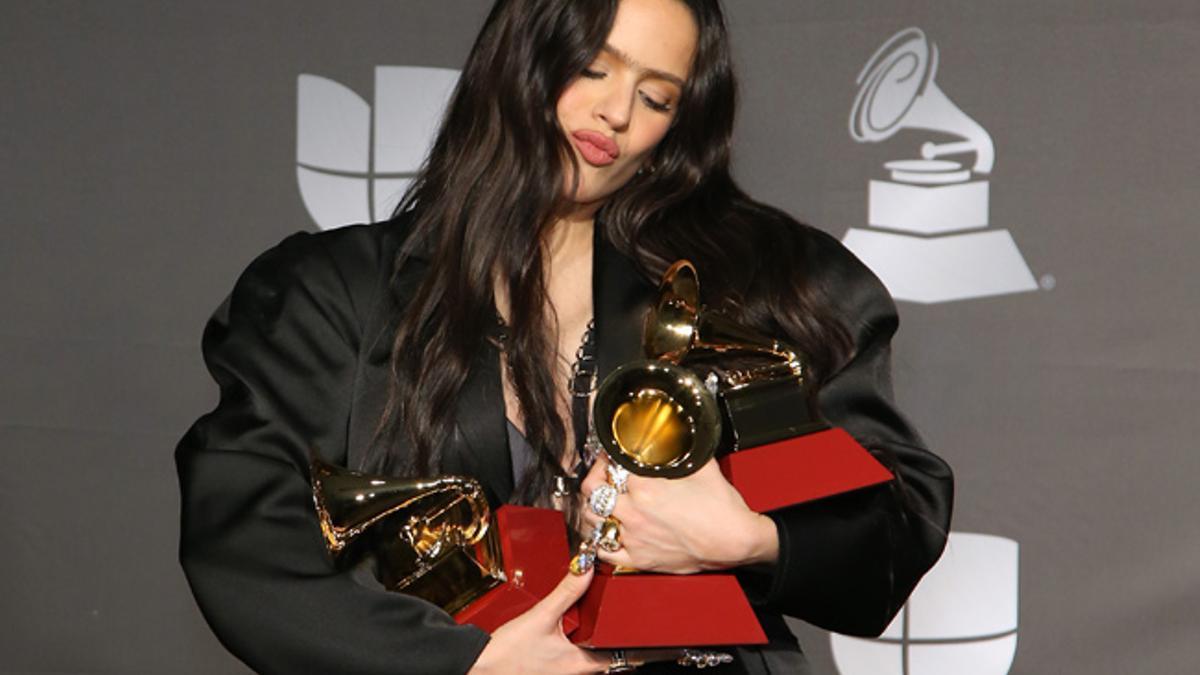 Rosalía abraza a sus nuevos 'Latin Grammy'