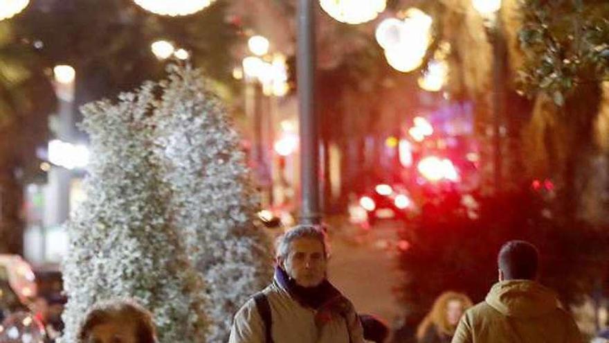 Un usuario de un patienete, anoche en una calle de Vigo. // Jose Lores