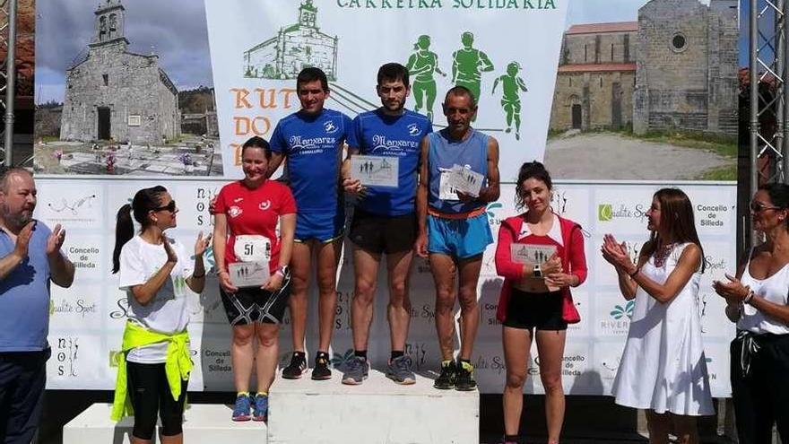 Podio con los ganadores de la primera carrera solidaria en favor del románico de Silleda.