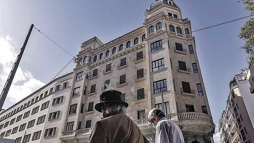 El edificio se encuentra al final de la calle Sant Miquel, en la confluencia con Reina Esclaramunda.