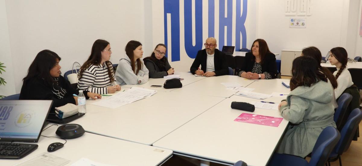La presidenta del Icogs, en el centro, junto a profesorado y estudiantes del Aulab.