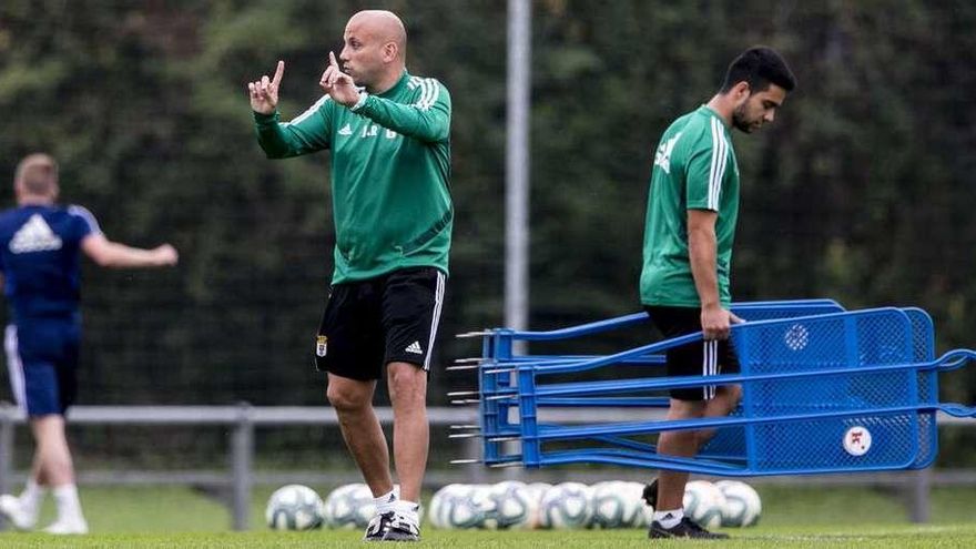 Javi Rozada da indicaciones en un entrenamiento.