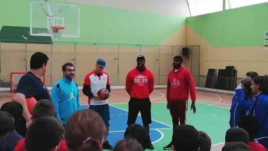 Jugadores del Huniko Gijón Basket entrenaron con el Valnalón de Langreo