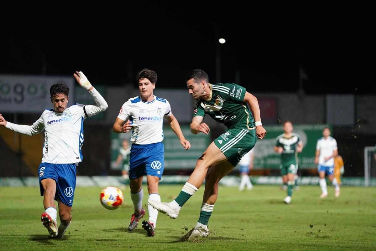 Berlanga golpea el balón durante el Cacereño-Tenerife del pasado domingo.