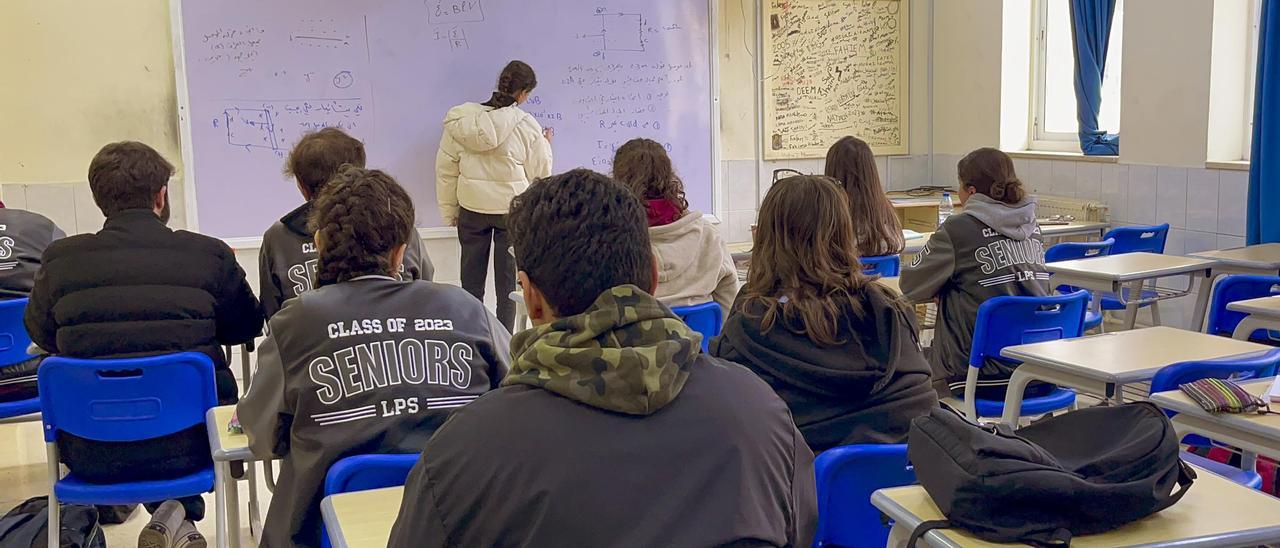 Una profesora y sus alumnos en clase, en una imagen de archivo.