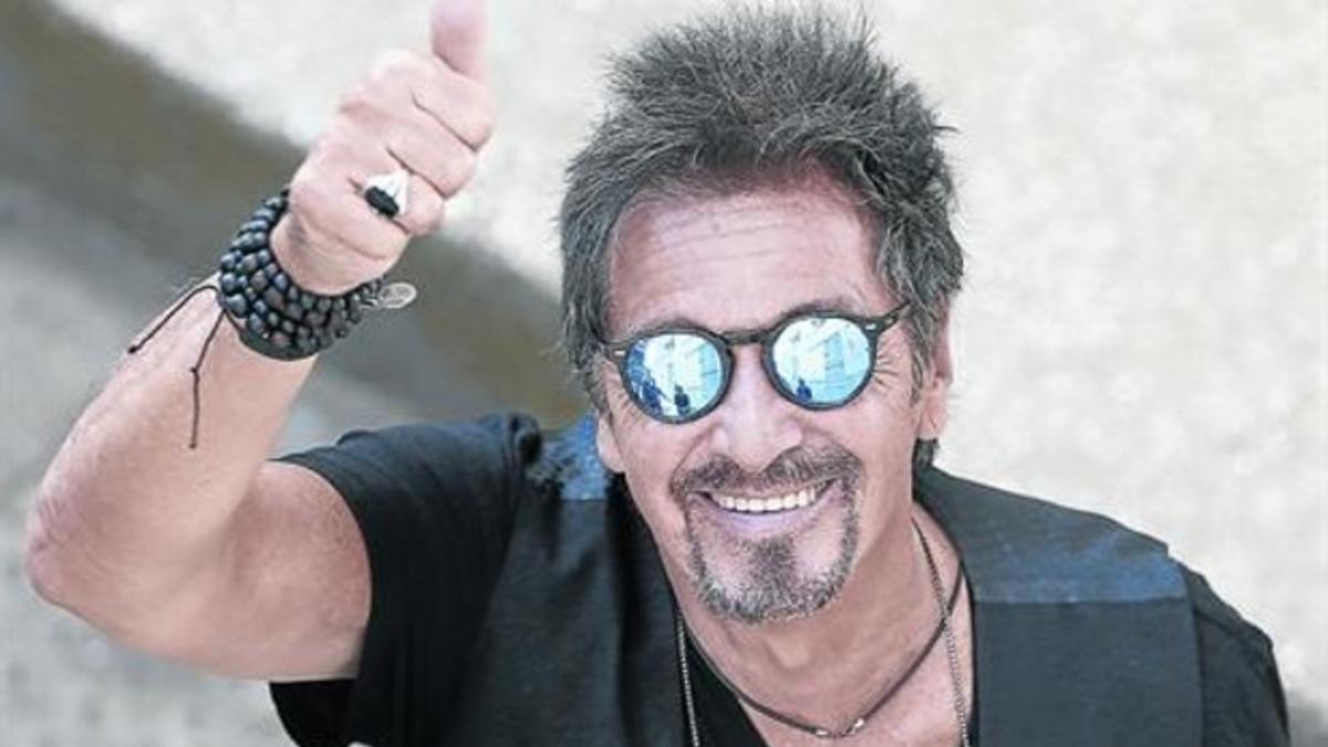 Al Pacino hace un gesto de aprobación a los fotógrafos, ayer en Venecia.