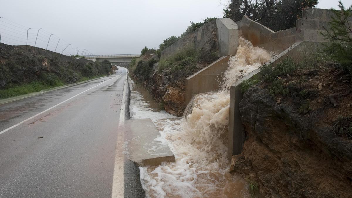 Inundación en la carretera deCanals a Montesa tras un episodio de lluvias reciente.