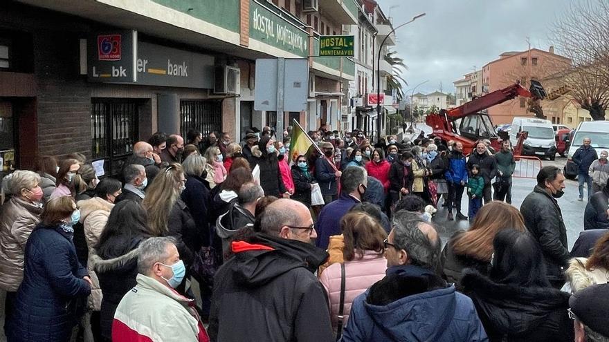 Vecinos de Aldeanueva del Camino: &quot;No nos podemos quedar sin banco. Somos un punto neurálgico&quot;