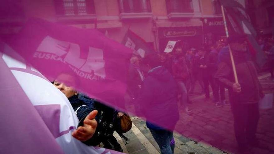 Manifestantes con banderas moradas, color que representa la lucha de los colectivos feministas, ayer, en Pamplona.