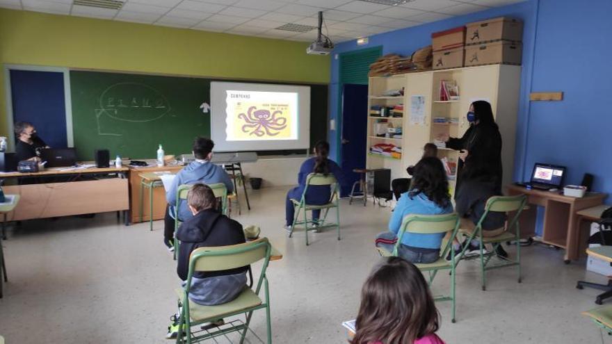 Os estudantes do CEIP Abelendo durante o obradoiro.