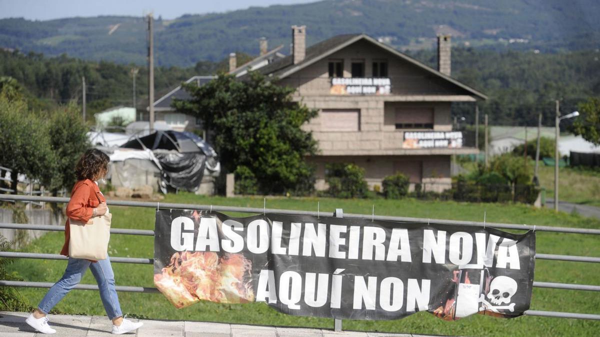 Pancartas contra la instalación de la gasolinera en el Barrio do Campo.