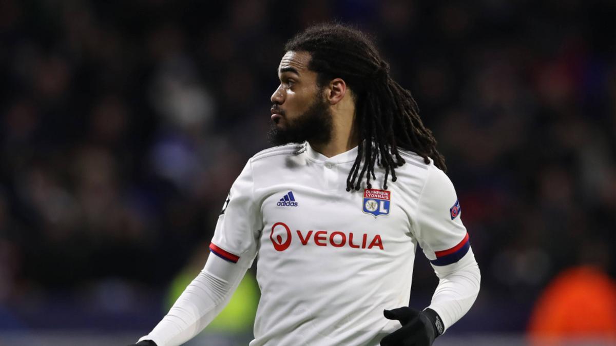 Denayer, con la camiseta del Olympique de Lyon